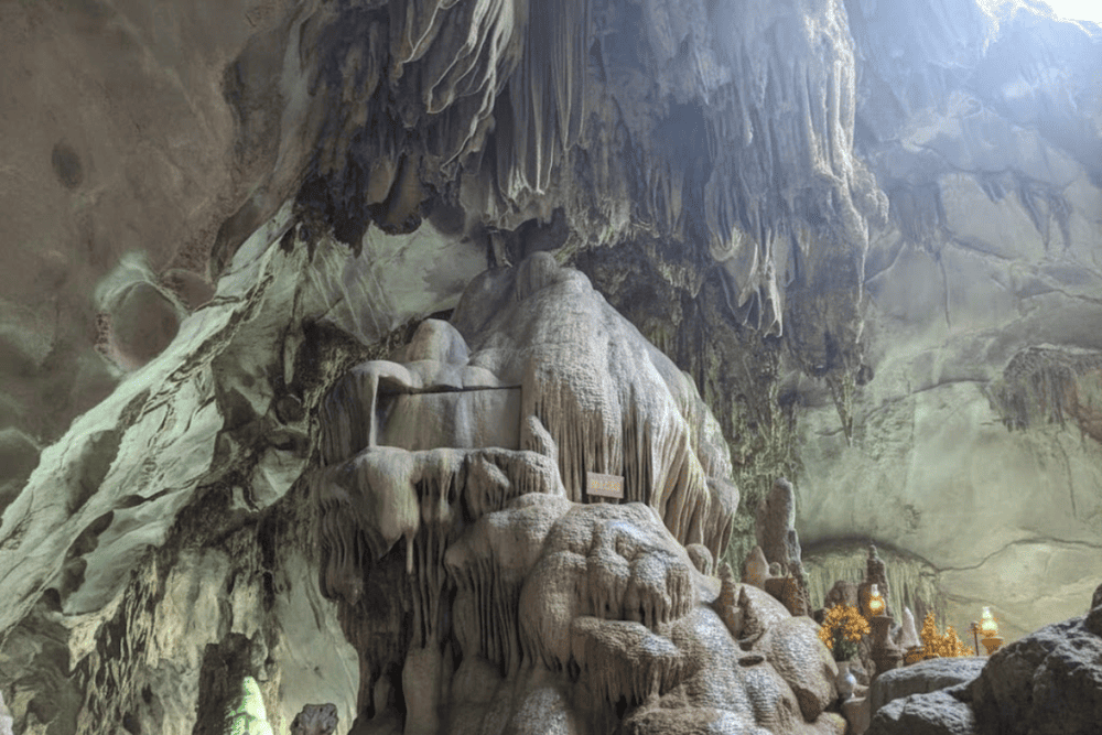 Những khối thạch nhũ với muôn hình vạn trạng